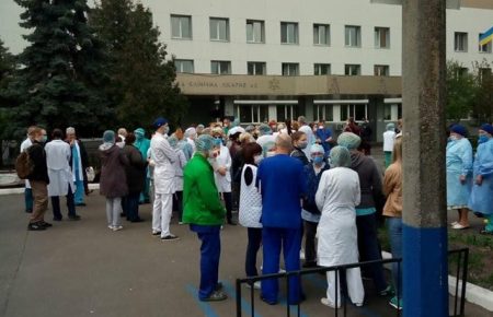 Хворих на COVID-19 приймають, але доплати не отримують: у Києві протестують медики лікарні №8