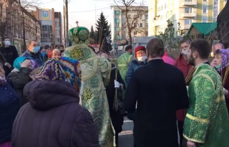 УПЦ МП освятила вербу у центрі Рівного, попри карантин