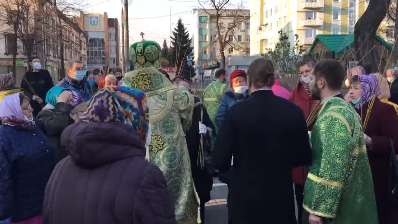 УПЦ МП освятила вербу у центрі Рівного, попри карантин
