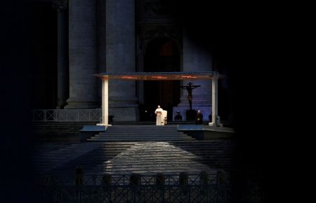 Хресна хода у порожньому Ватикані, смертельне ДТП зі швидкою у Харкові — головні новини ночі