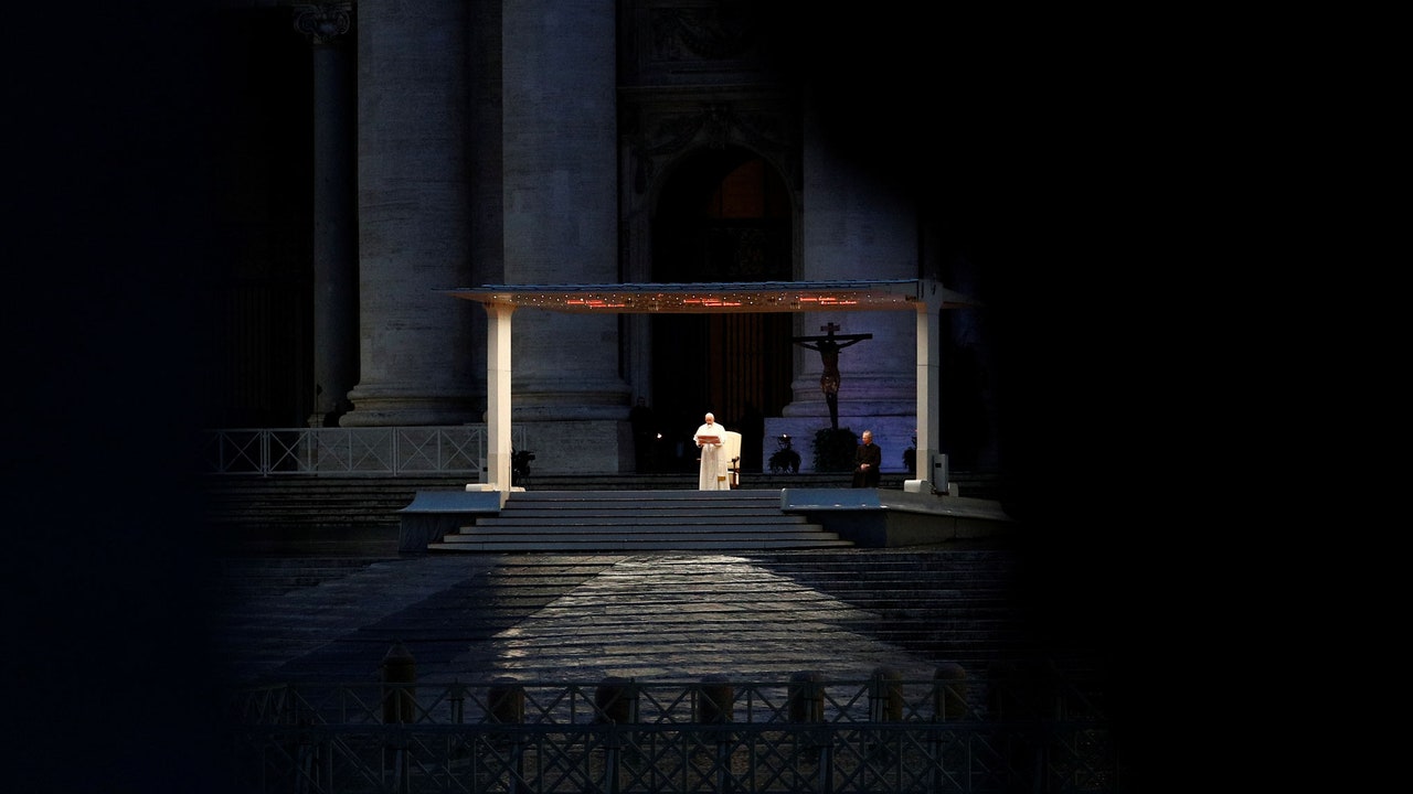 Хресна хода у порожньому Ватикані, смертельне ДТП зі швидкою у Харкові — головні новини ночі