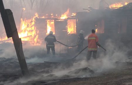 На Житомирщині та у Чорнобльській зоні продовжують гасити пожежі