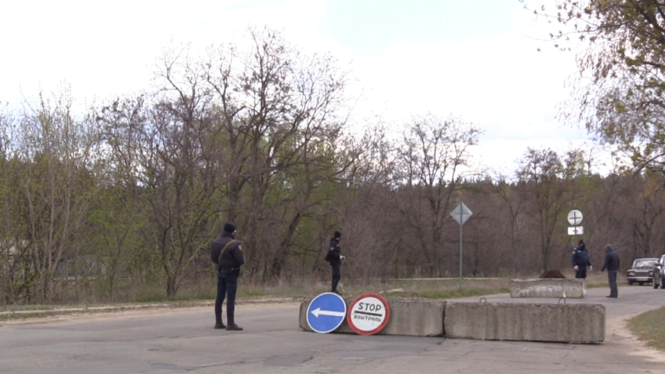Три блокпости та перекопані дороги: на Луганщині через COVID-19 закрили село