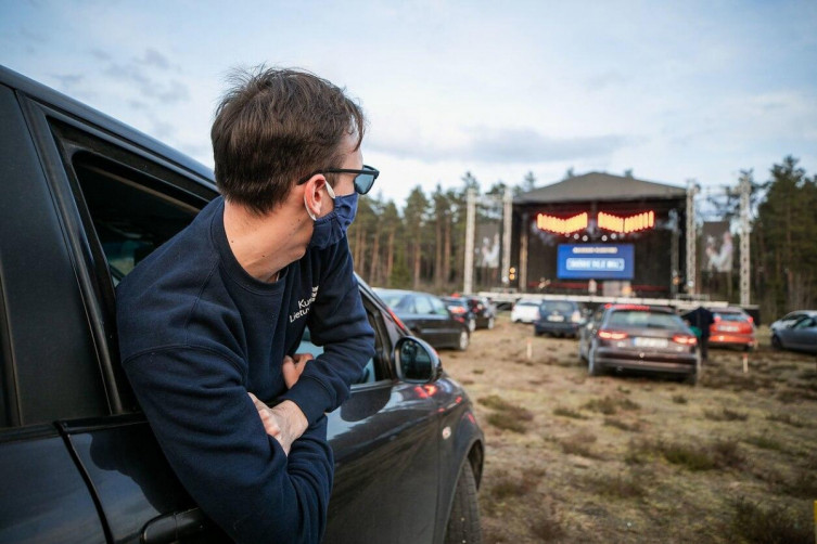 У Литві влаштовують концерти, які відвідувачі слухають з власних авто