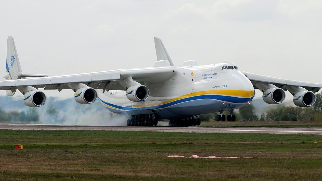Найбільший у світі літак «Мрія» доставить медзасоби з Азії в США
