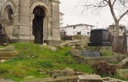 В окупованому Сімферополі тимчасово заборонили ходити на цвинтарі