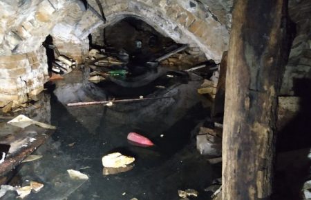 Затопленное подземелье, на стенах —  грибок: в Луцке разрушается дом, которому более 400 лет