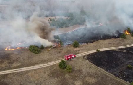 Пожежа у Чорнобильській зоні: До гасіння пожеж залучили понад 300 людей та авіацію