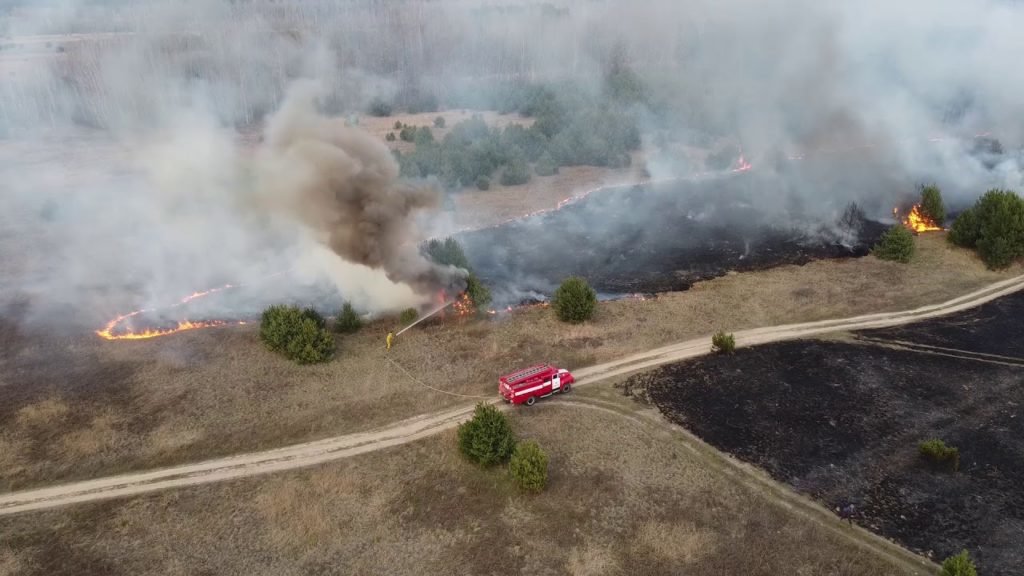 Пожежа у Чорнобильській зоні: До гасіння пожеж залучили понад 300 людей та авіацію
