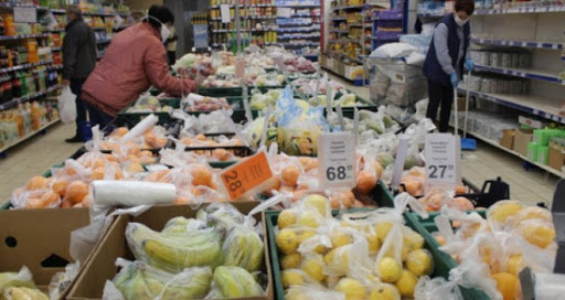 Що робити з медичними відходами та чи ефективним є пакування овочів і фруктів в окремі пакети в супермаркетах?