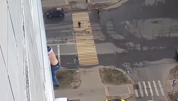 В РФ на чоловіка, який випав з вікна, склали протокол за порушення режиму самоізоляції