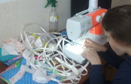 Школярка з Харківщини пошила дві тисячі масок