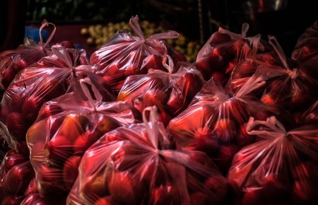 Коронавірус і пластик: чи послабилася через пандемію боротьба за довкілля?