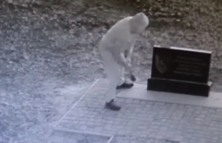 На Луганщині чоловік розбив пам'ятник бійцям «Айдару» (відео)