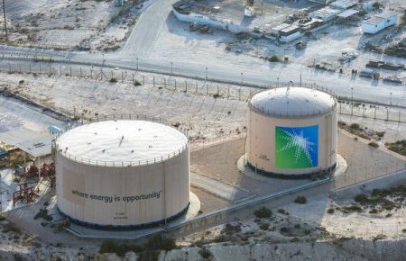 Саудівська Аравія планує вполовину скоротити поставки нафти в США і Європу — Bloomberg 