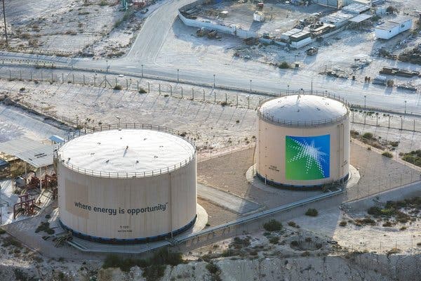 Саудівська Аравія планує вполовину скоротити поставки нафти в США і Європу — Bloomberg 