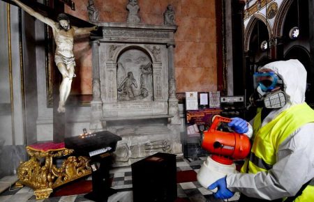 Відновлення церковних служб та нові випадки зараження футболістів в Італії — дайджест новин про коронавірус