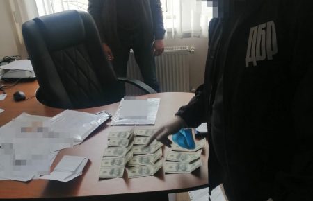 Печерський суд заарештував двох чиновників Одеської митниці, яких підозрюють у хабарництві