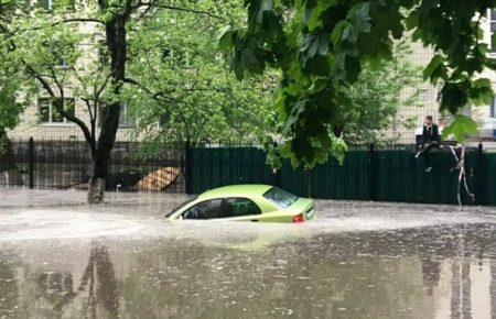 Улицы Киева затопило после ливня  (видео)