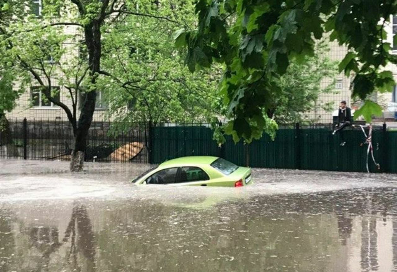 Улицы Киева затопило после ливня  (видео)