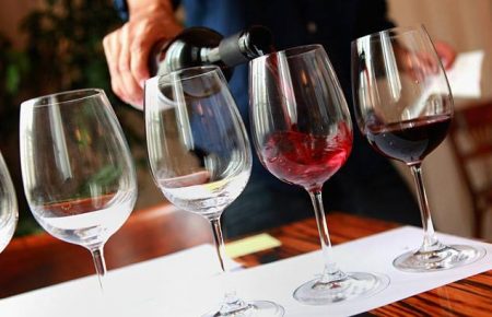 Американські бари пропонують клієнтам дегустувати вина через Zoom