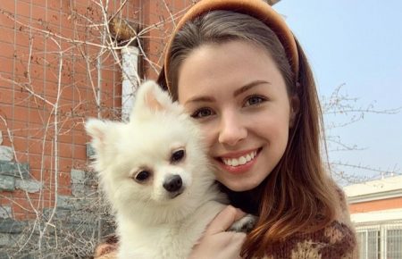 Українка із собакою, яку у лютому не евакуювали з Китаю, повернулася в Україну через Білорусь