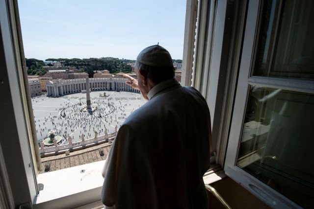 Папа Римський вперше від початку пандемії благословив вірян на площі Святого Петра