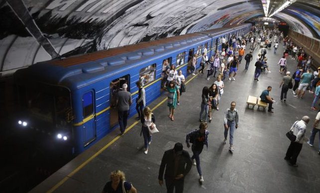 У київському метро у години пік обмежуватимуть вхід на деякі станції