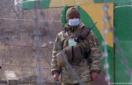 На Донбасі бойовики поранили одного українського військового