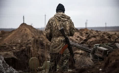 Поблизу Гнутового бойовики обстріляли позиції ООС: один український військовий поранений