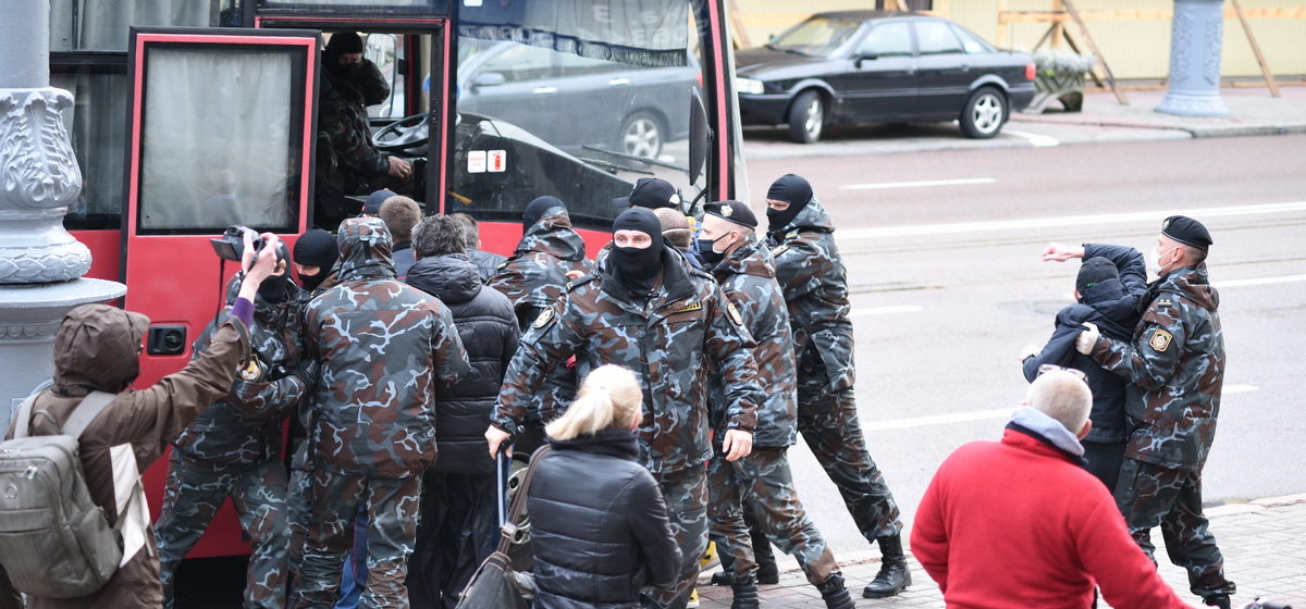 Активістів, які вийшли підтримати заарештованих у Білорусі, також затримали — правозахисник