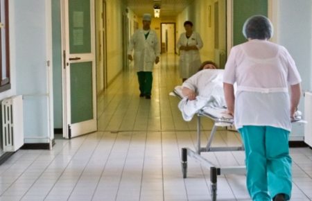 Коронавірус виявили у 2154 українських медиків