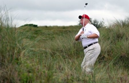У США відкрили гольф-клуби Трампа попри пандемію