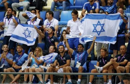 В Ізраїлі відновлюють футбольні матчі, а в Україні запрацювали вже близько 500 ринків: добірка головних новин про коронавірус