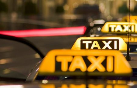Уряд дозволив таксистам їздити смугою громадського транспорту