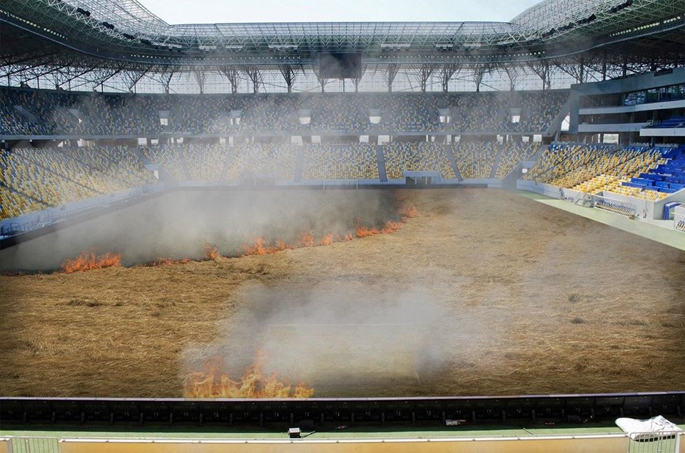 Київське Динамо «підпалило» траву на стадіоні, щоб приверну увагу до спалення сухостою