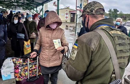 На КПВВ «Станиця Луганська» втретє за карантин організували пропуск людей