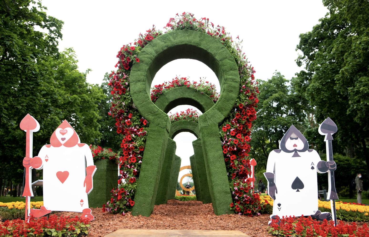 В Киеве открыли выставку «Алиса в стране чудес» — использовали 50 тысяч цветов (фото)