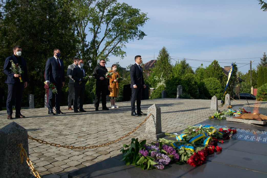 Зеленський анонсував встановлення меморіалів у Донецьку, Сімферополі, на Луганщині та на Закарпатті