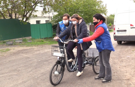 Фельдшерка та волонтер з прифронтових Оріхового та Новотошківського отримали електровелосипеди (фото)