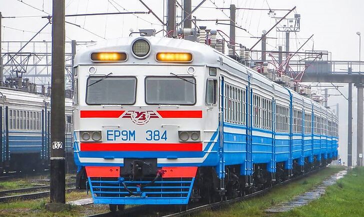 З 1 червня Укрзалізниця відновлює роботу 214 приміських потягів