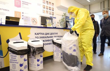 Понад 1000 °C: як у Києві утилізують маски, які викидають містяни, та чому пунктів прийому таких відходів тільки 14?