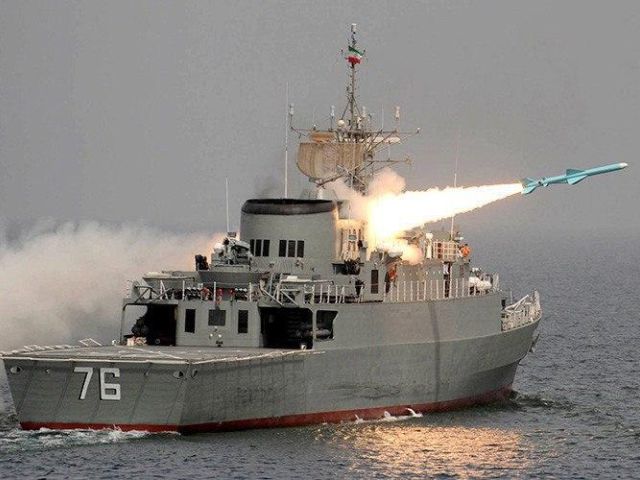 Іран помилково обстріляв свій корабель, є загиблі, у Гані один чоловік заразив COVID-19 півтисячі колег: головні новини ночі