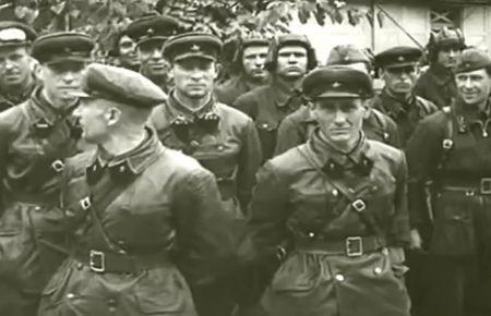 Існує фотохроніка, де радянські і німецькі солдати стоять в одному строю — історик Василь Павлов про спільний парад у Бересті