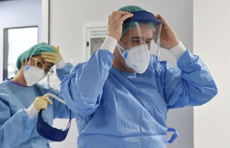 На коронавірус в Україні захворіло 2 387 медиків та 855 дітей
