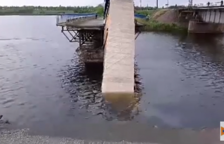 На Днепропетровщине обрушился мост, когда по нему ехала фура (видео)