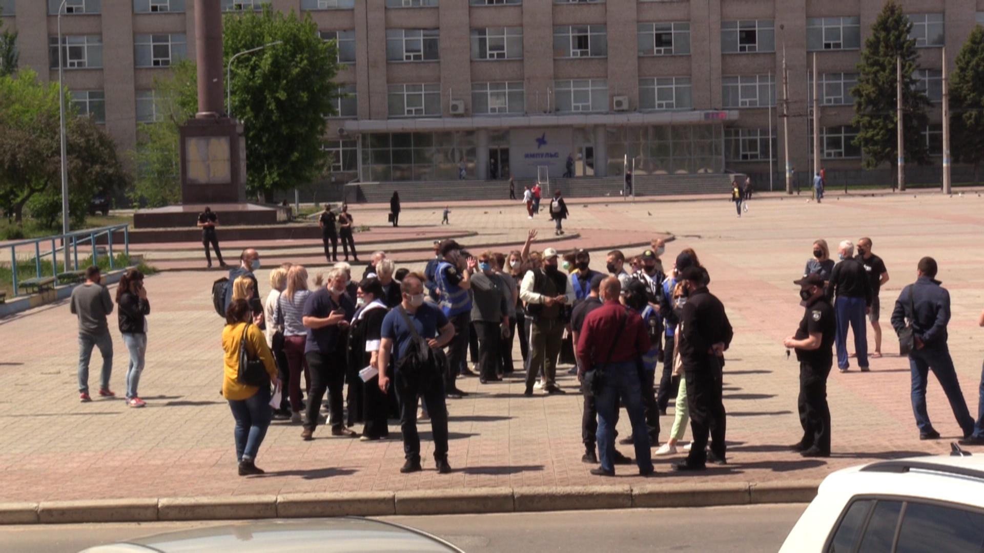 «Два місяці сидимо без грошей»: на Луганщині мітингували співробітники ринків