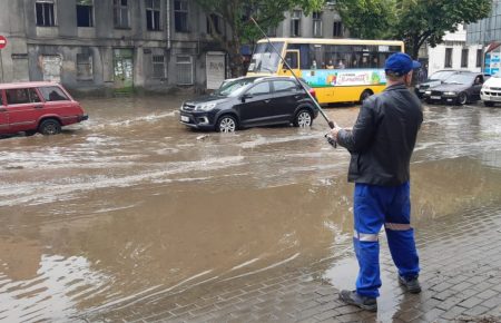 В Одесі злива затопила кілька вулиць, основні дороги, призупинився рух громадського транспорту (фото, відео)