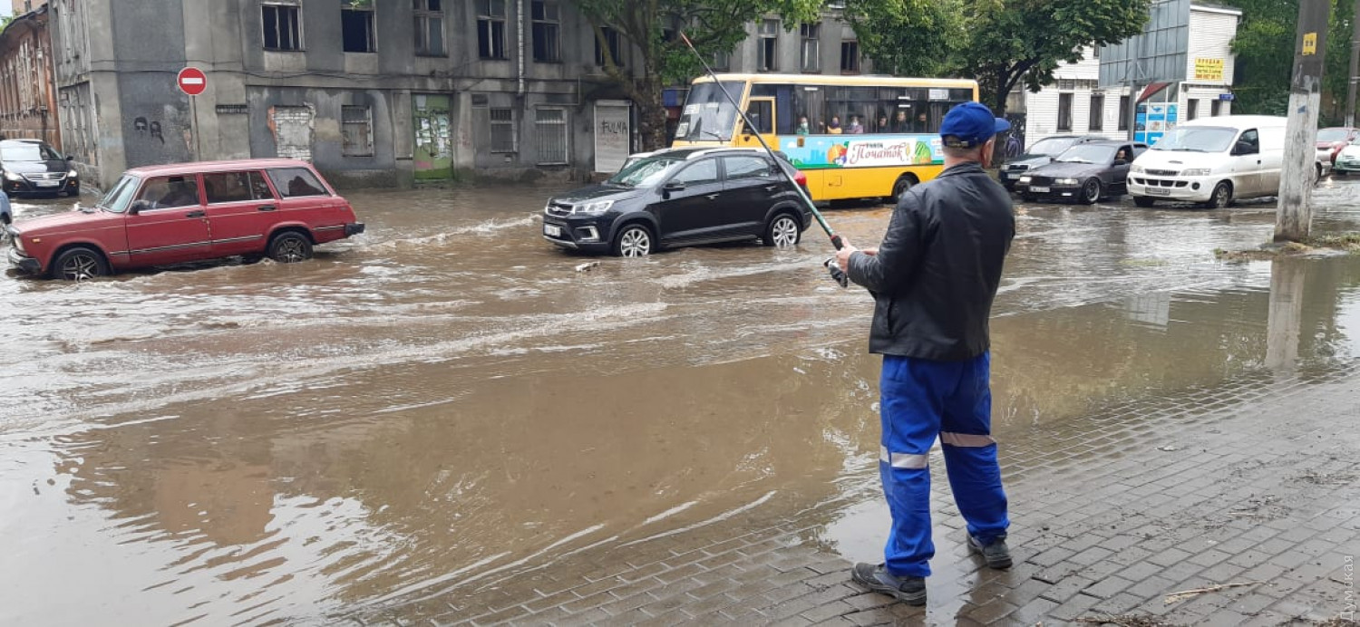 В Одессе ливень затопил несколько улиц, основные дороги, приостановилось движение общественного транспорта (фото, видео)