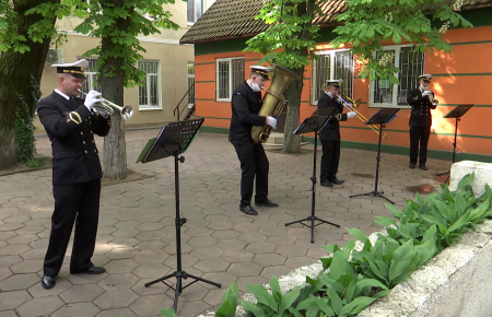 В Одесі військовий оркестр зіграв для робітників клінічного медцентру, де лікують хворих на COVID-19